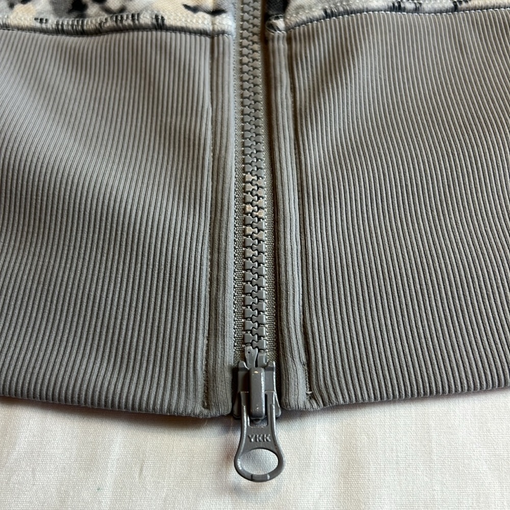 Lululemon Nice Asana Jacket Not So Petite Fleur Silver Spoon Grey size 6 - Picture 13 of 15